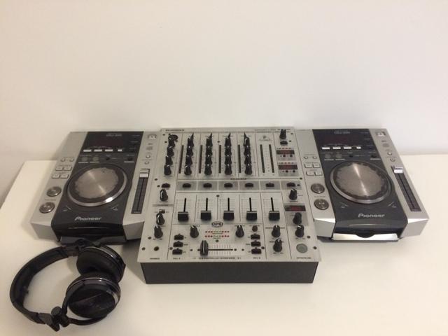 2 CDJs 200 + mixer DJX 700 + fone HDJ 1500