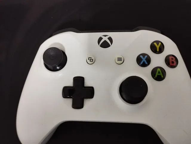Xbox One S com controle e GTA5
