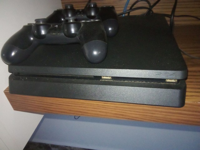 PS4 slim 1tb cm dois controle + 1 jogo vendo.