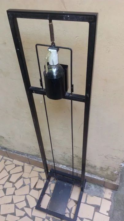 Aplicador de alcool gel com o pé