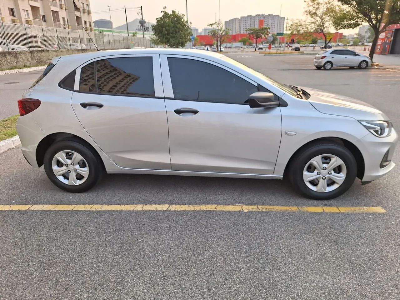 Chevrolet Onix Novo troco e financio aceito carro ou moto maior ou menor valor  - Foto 4