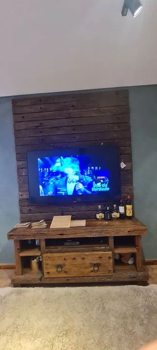 Rack e painel de madeira maciça de demolição 