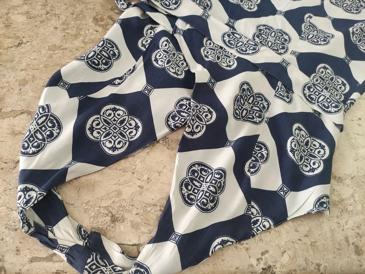 Vestido estampado azul e branco - Foto 2