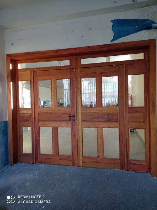 Porta pivotante completa e instalada 