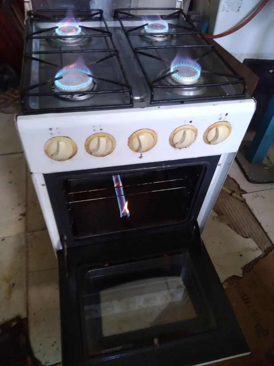 Fogão a gás com forno funcionando