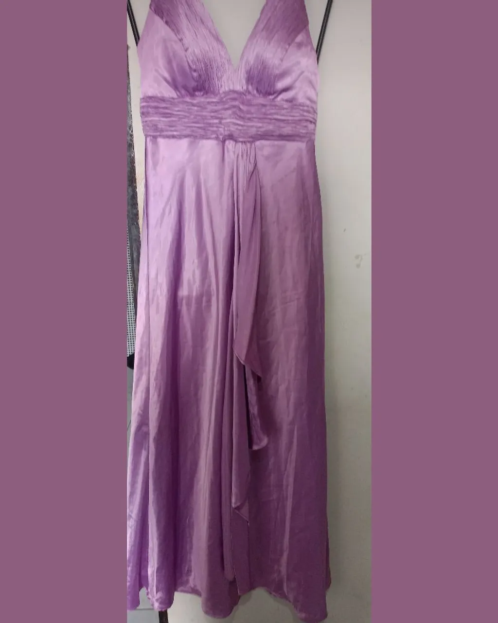 Vestido de festa lilás elegante