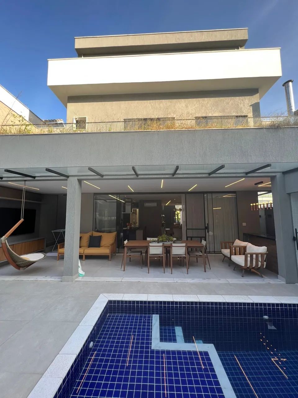 Casa contemporânea com fino acabamento, toda decorada e mobiliada!!!