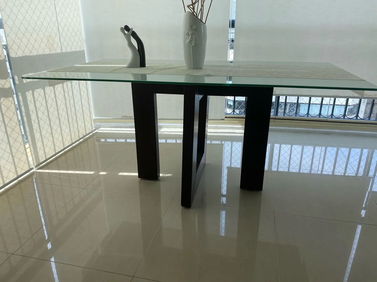 Mesa com tampo de vidro sem cadeiras 