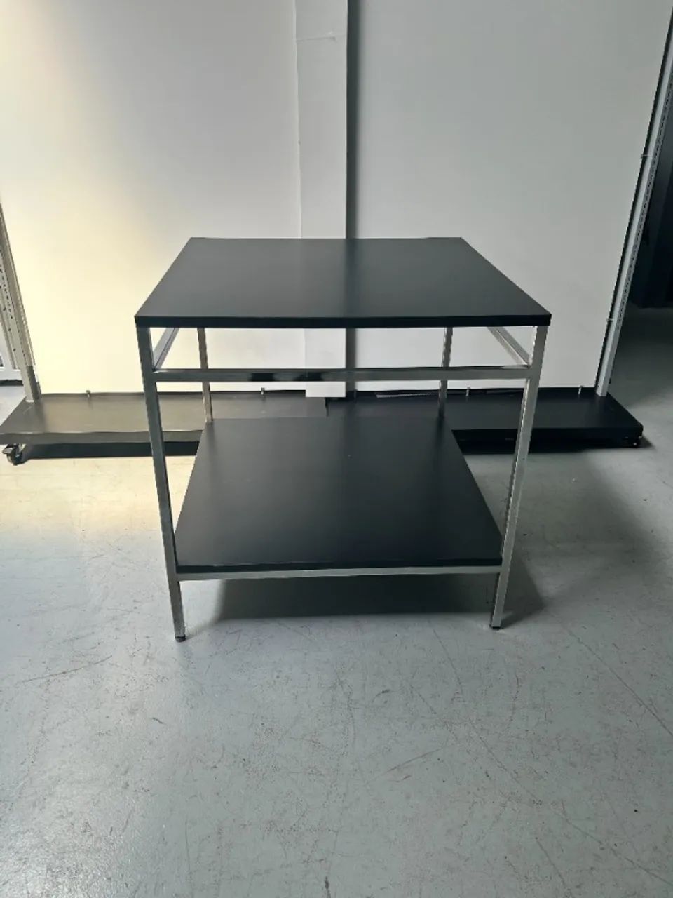 MESA PRETA COM BASE CROMADA - Foto 2