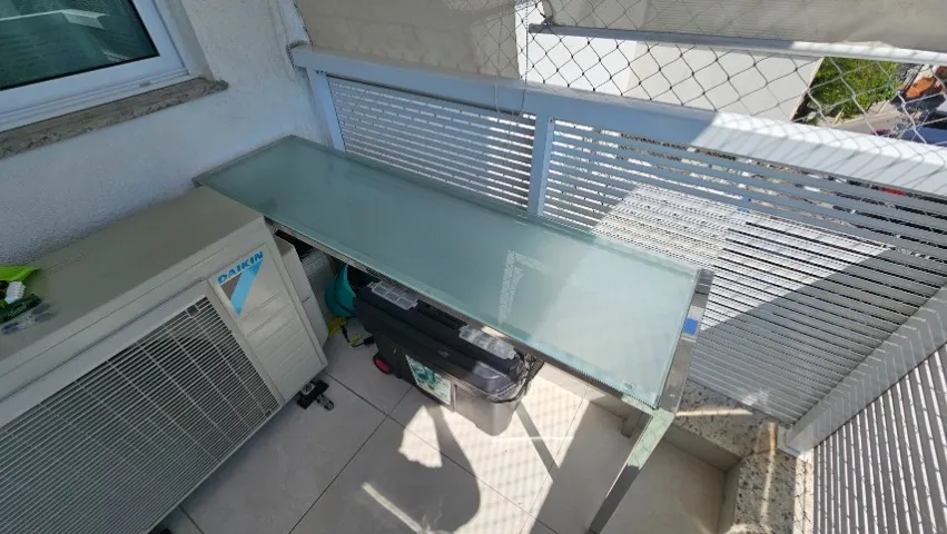 Rack de vidro moderno para sala de estar ou escritório, com design elegante e estrutura re