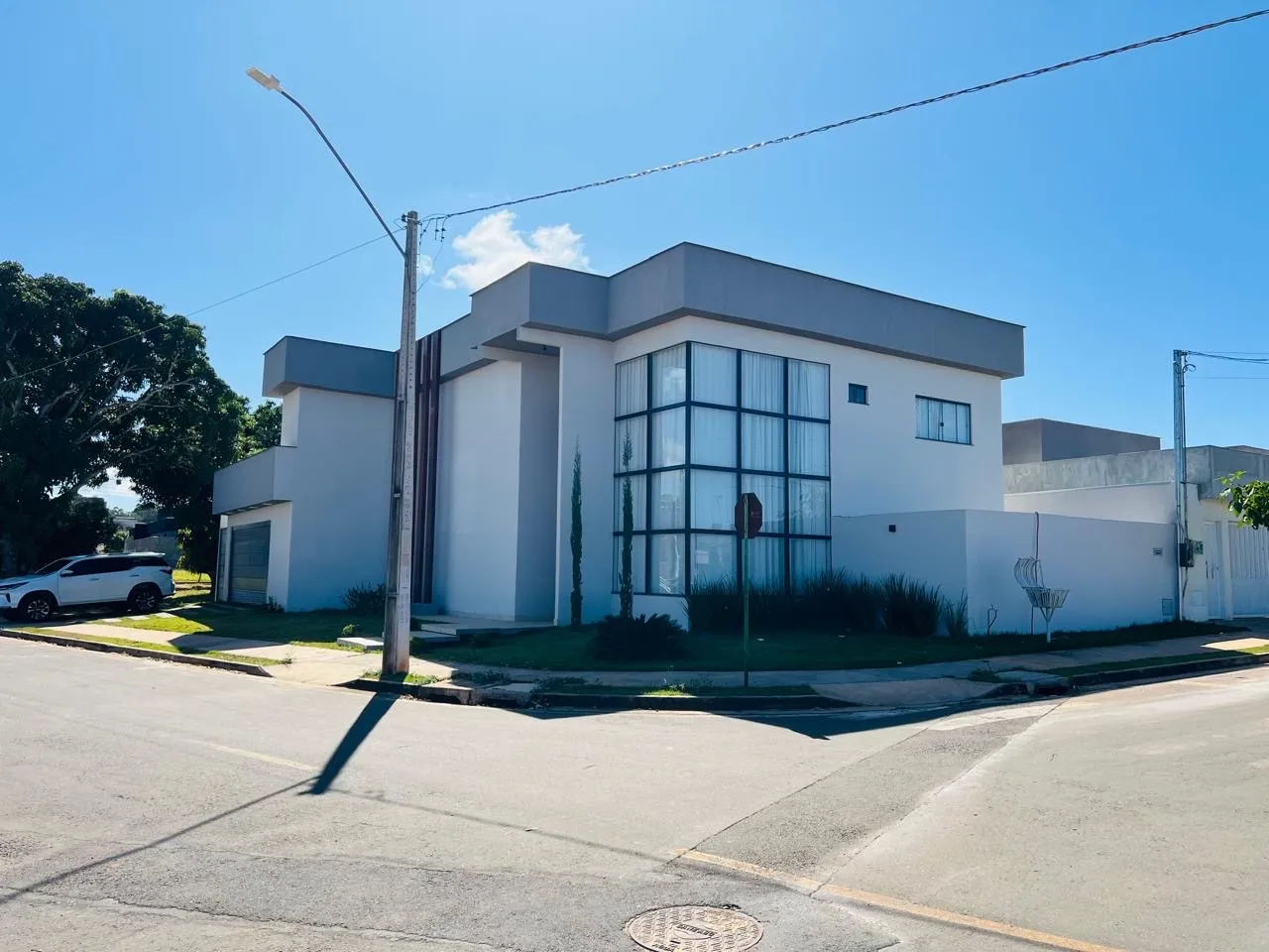 Casa moderna em condomínio Villa Suíça cidade Ocidental