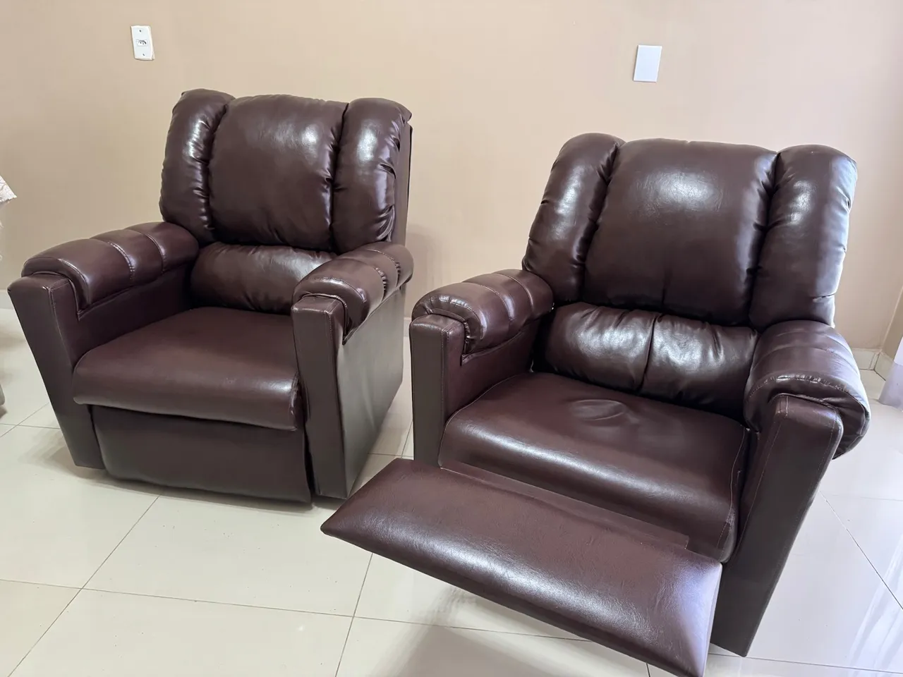 Poltronas Reclináveis de Courino - Conforto e Elegância