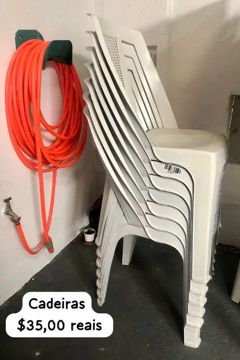 Cadeiras de Plástico - R$ 35,00 - 7 unidades