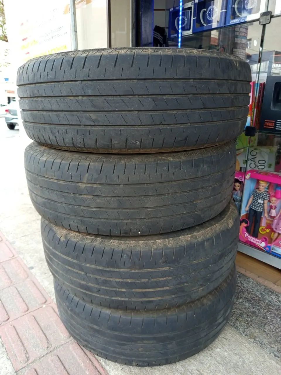 Pneus em bom estado. Roda bastante ainda  215/65R16