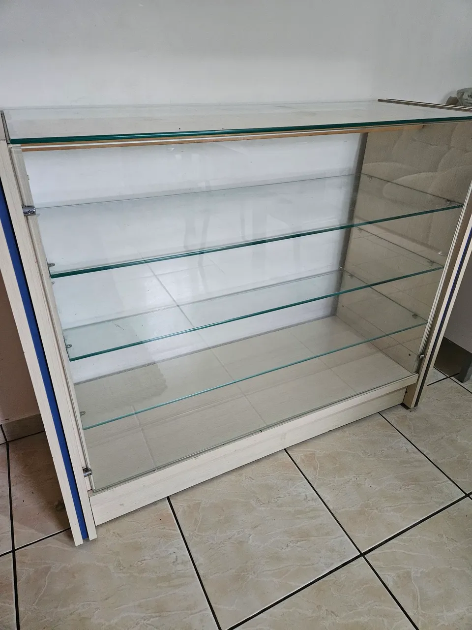 Vitrine de vidro com prateleiras - Ideal para exposição