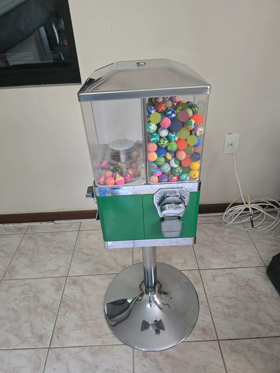 Oportunidade!! Máquina de bolinha pula pula ou chiclete com 4 compartimentos e tripé 