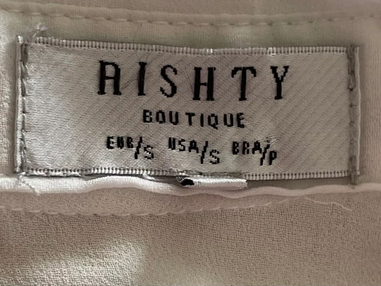 Regata feminina tam off white com bolinhas pretas Aishty - Foto 5