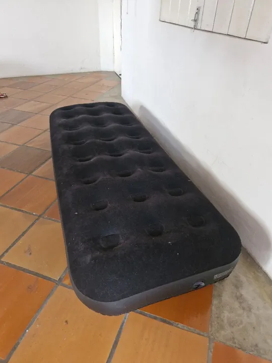 Colchão inflável BEL preto usado somente uma vez