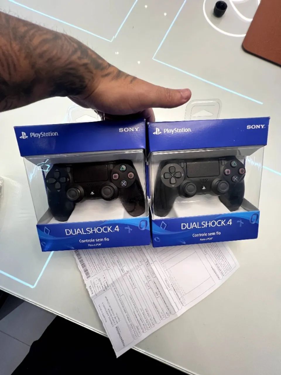 2 CONTROLES DE PS4 ORIGINAL SONY - NOVO - Foto 3