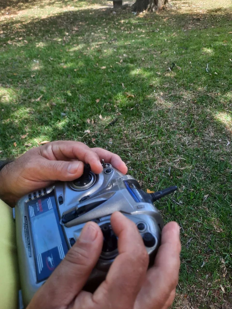 Remote control helicopter flying64318619276929122