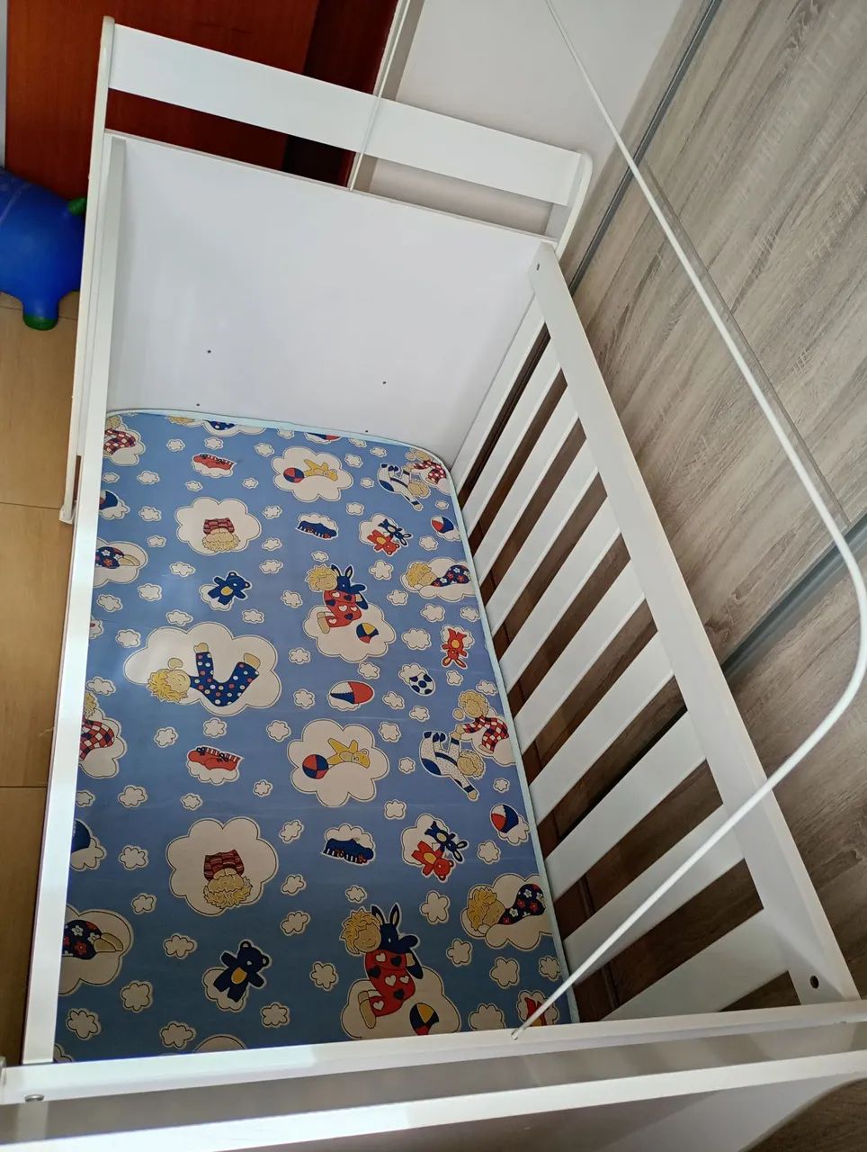Berço de madeira branco vira mini cama + colchão . completo semi novo 