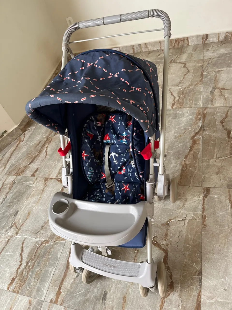 Carrinho de Bebê com Design Moderno e Cesto