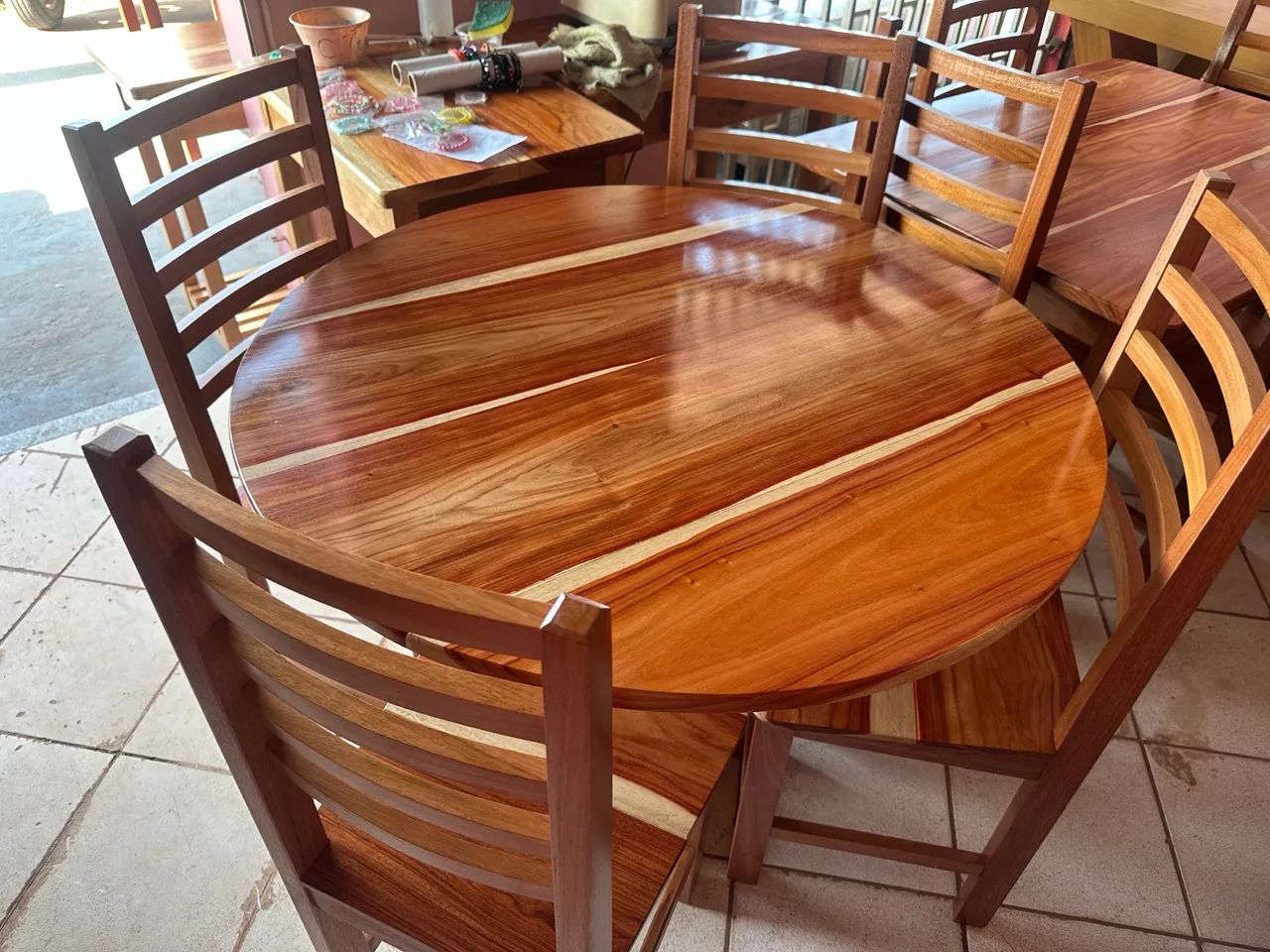 Mesa 4 cadeiras pernas torneadas 