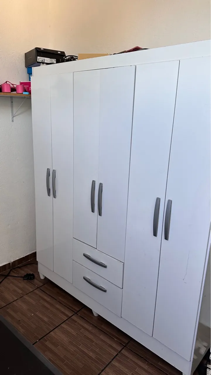 Guarda-Roupa Branco com 6 Portas e Gavetas