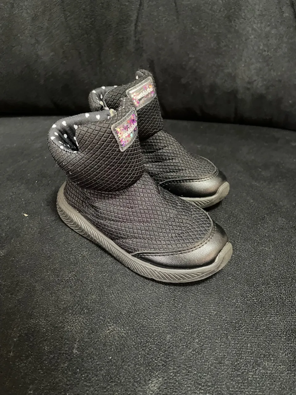 Botas infantis pretas confortáveis