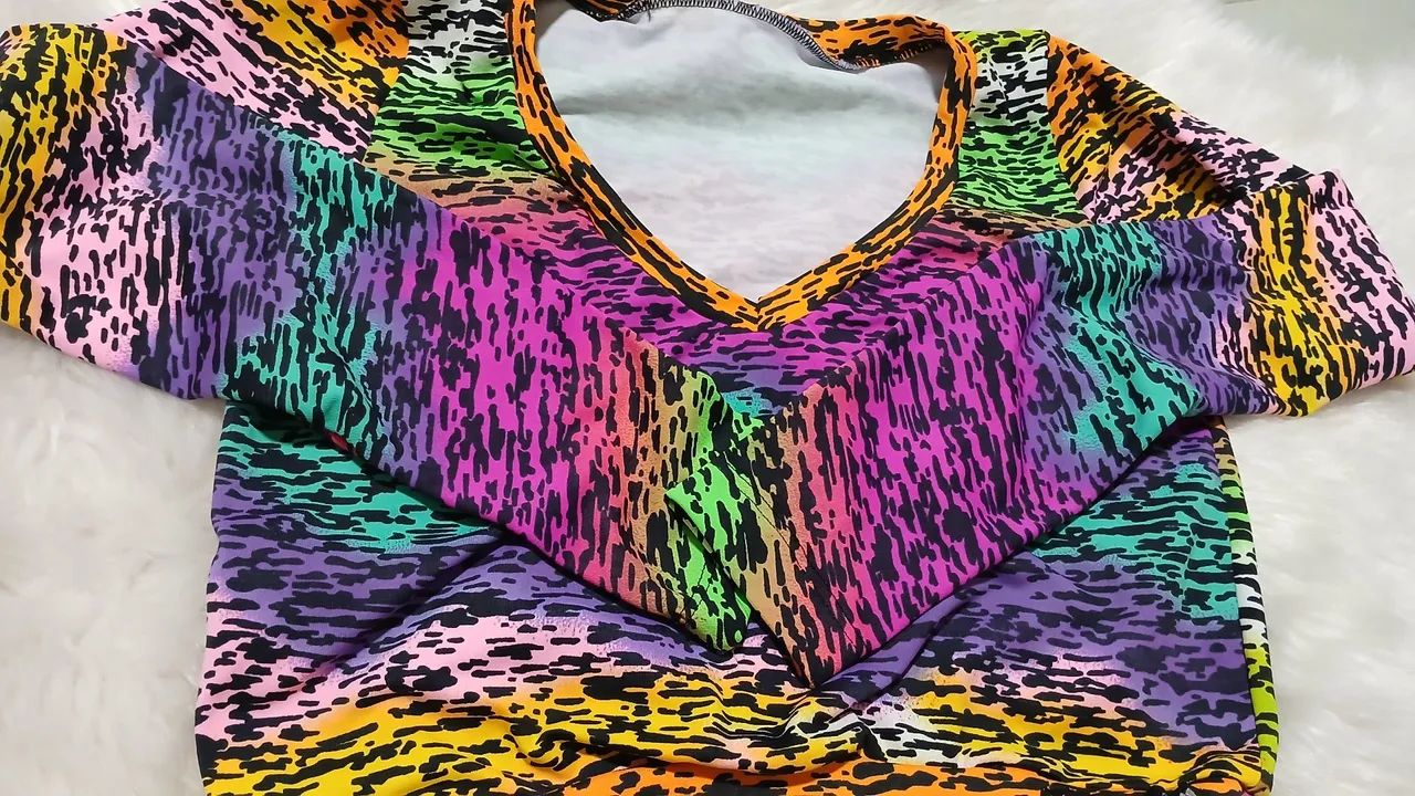 Blusa curta oncinha colorida com manga longa. - Foto 2