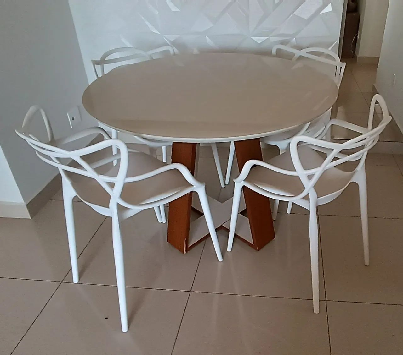 Mesa Redonda c/ 4 cadeiras<br>Tampo em madeira e vidro<br>1,10m diâmetro<br>R