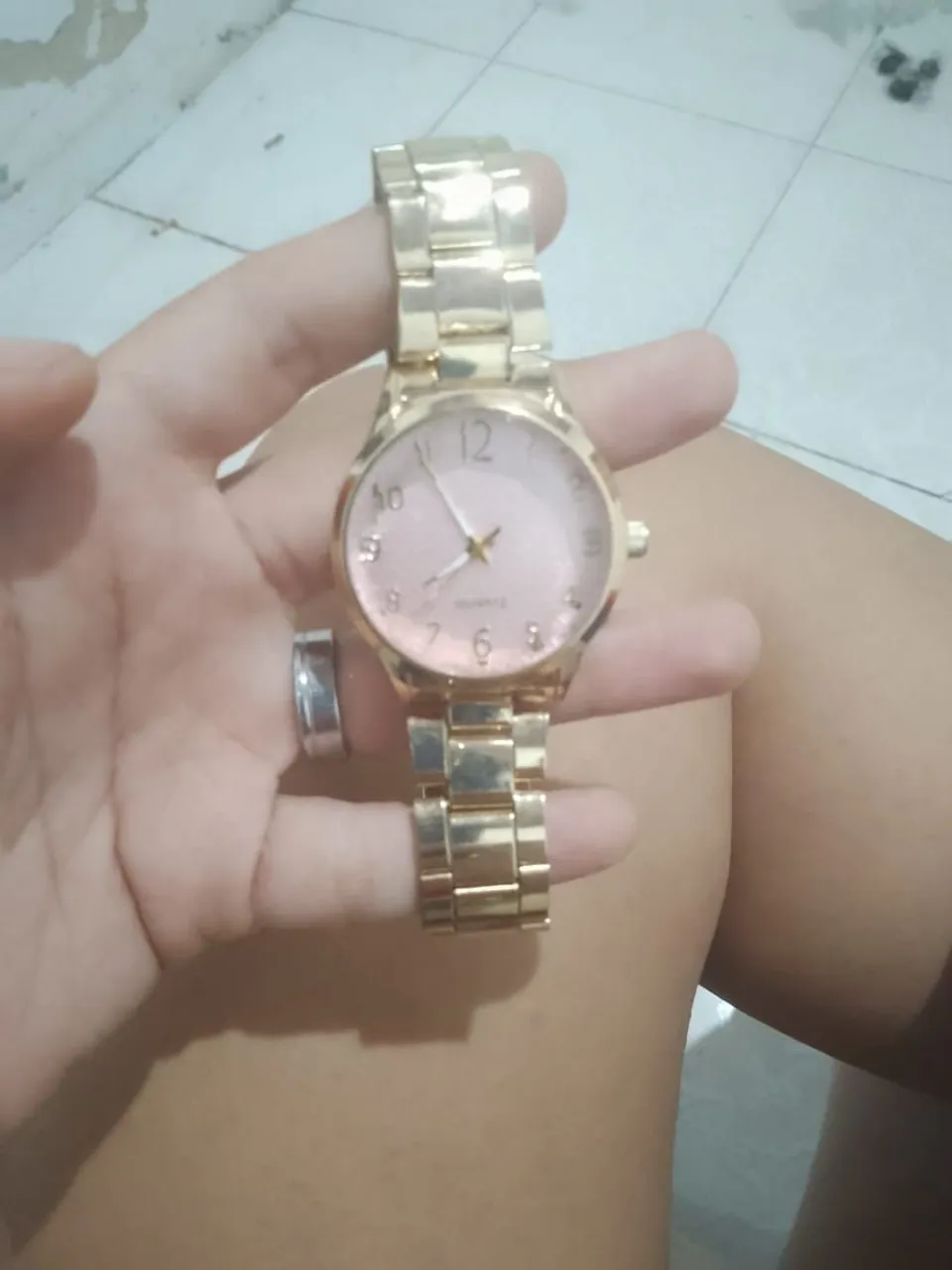 Relógio feminino dourado com pulseira de metal