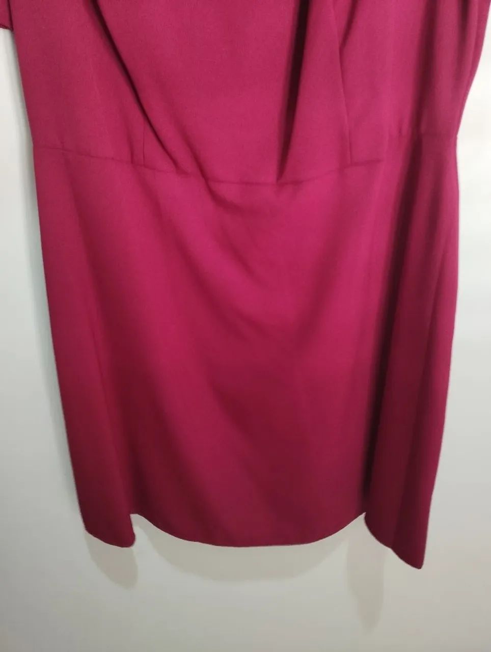 Vestido Vermelho Elegante com Detalhe no Decote - Foto 4