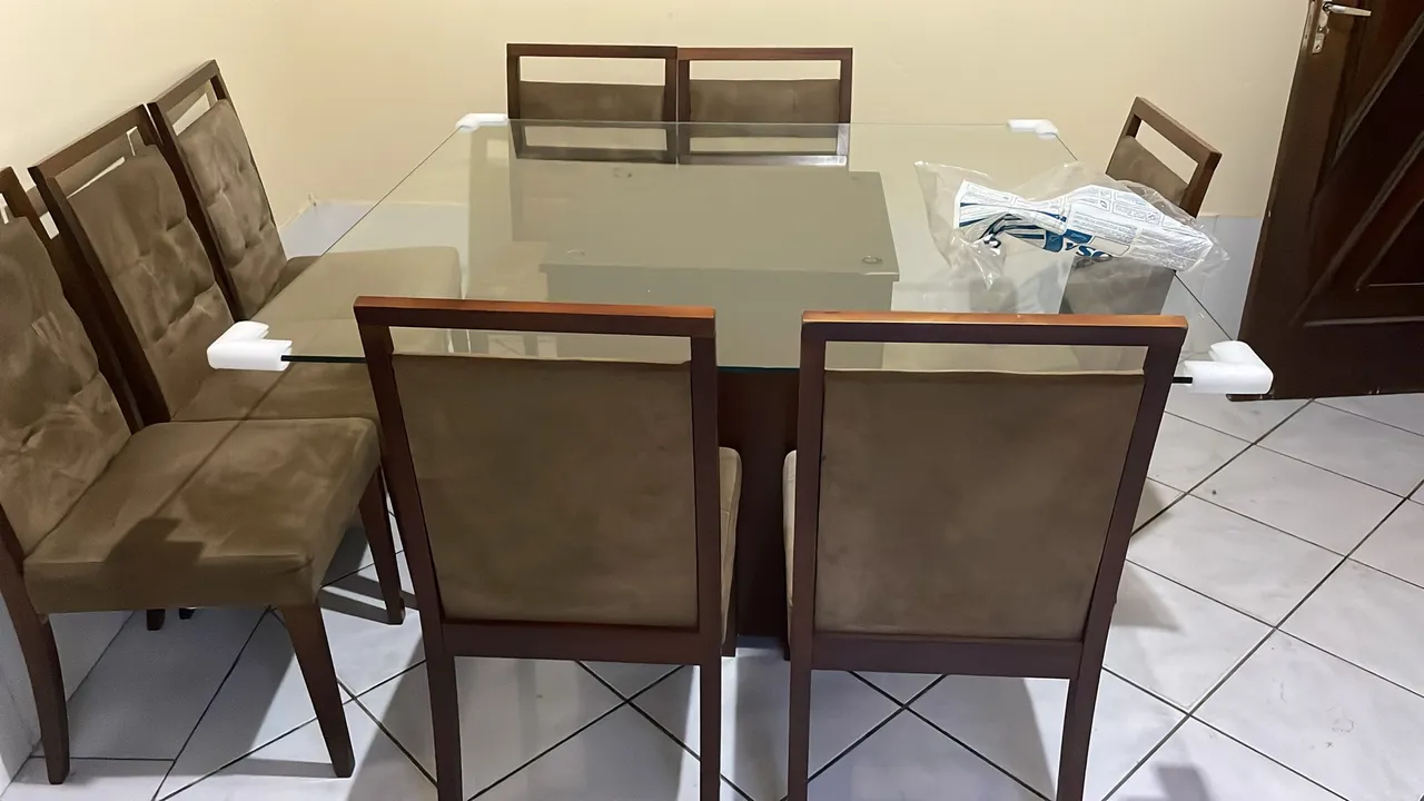 Mesa de Jantar com 8 cadeiras - Elegância e Conforto