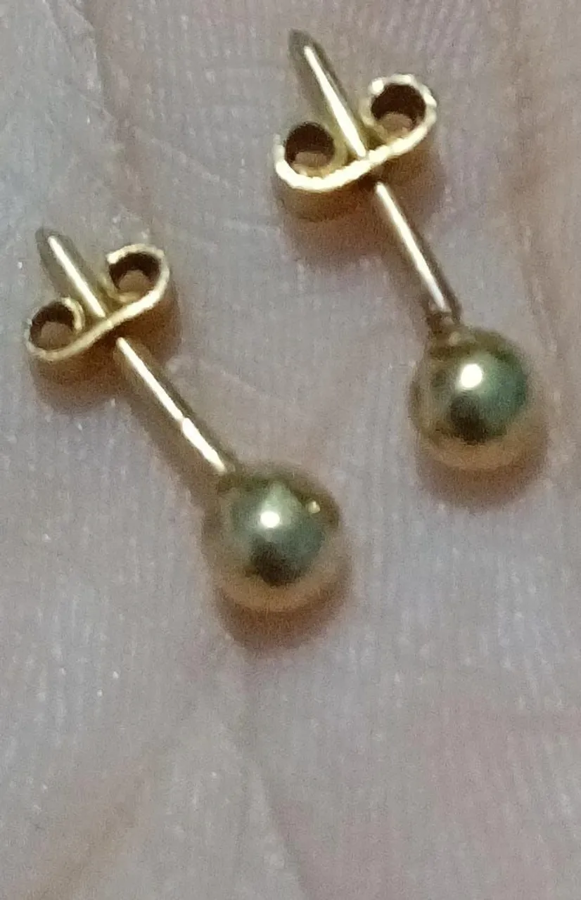 Brinco de ouro de bolinha