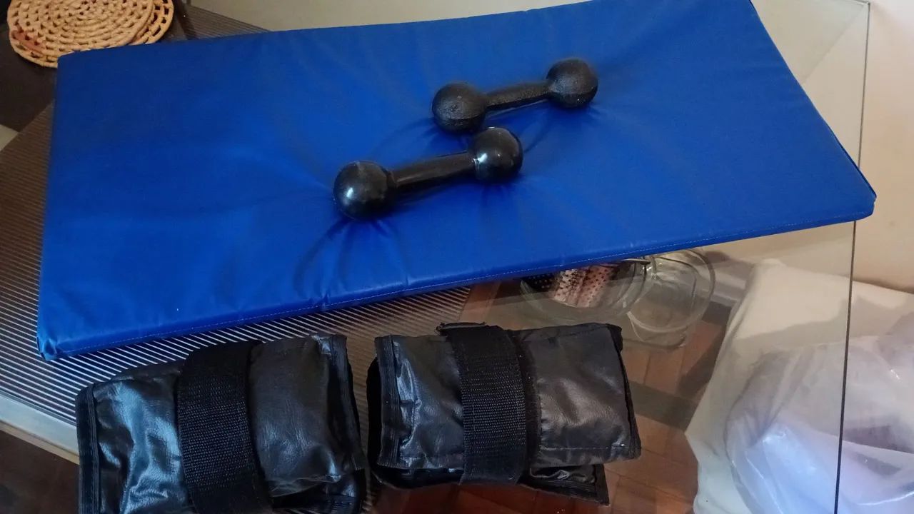 Kit contendo Par de Pesos para Pernas (Caneleiras) de 2kg, halteres 2kg e colchão. - Foto 3