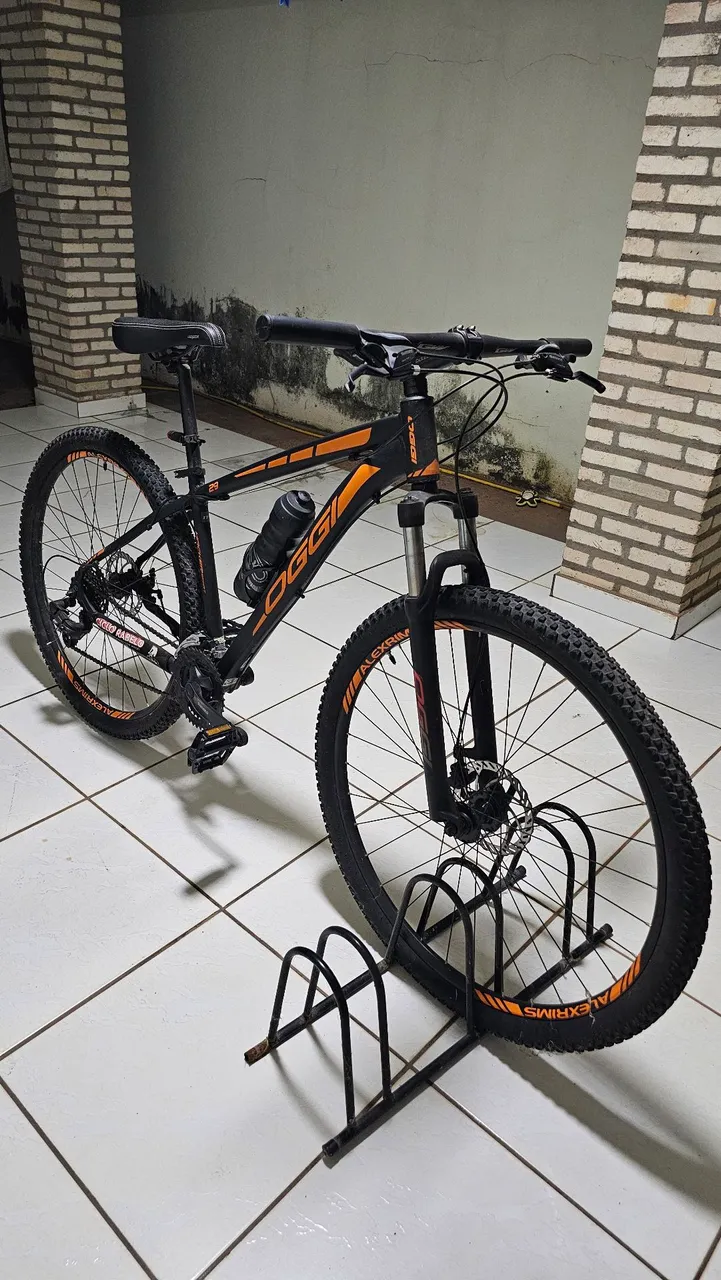 Bicicleta Oggi Modelo Hacker Sport, Câmbio e Passadores Originais Shimano, 29" Quadro 17