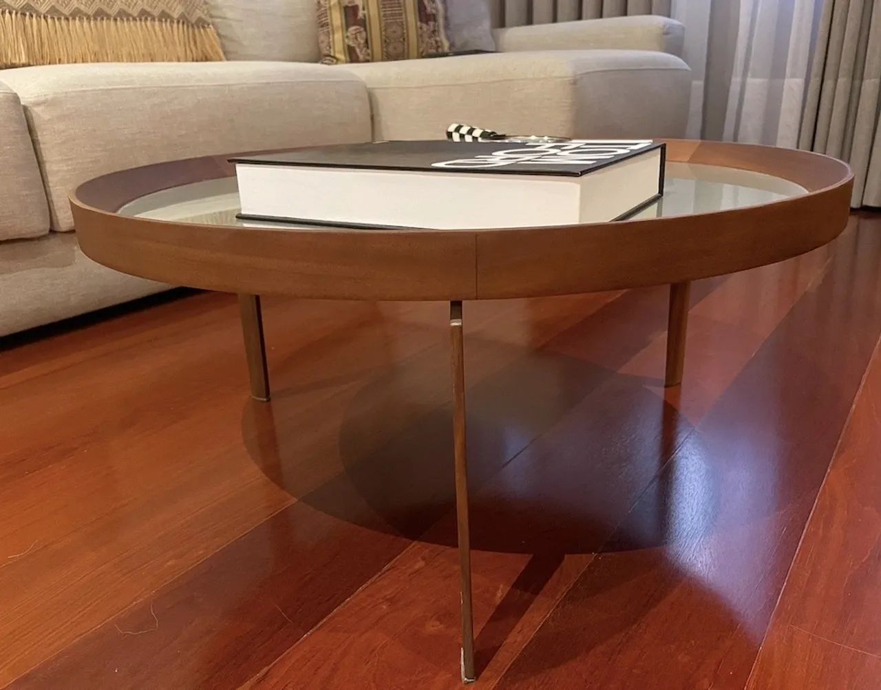Linda mesa de centro redonda com design elegante e sofisticado - Foto 3