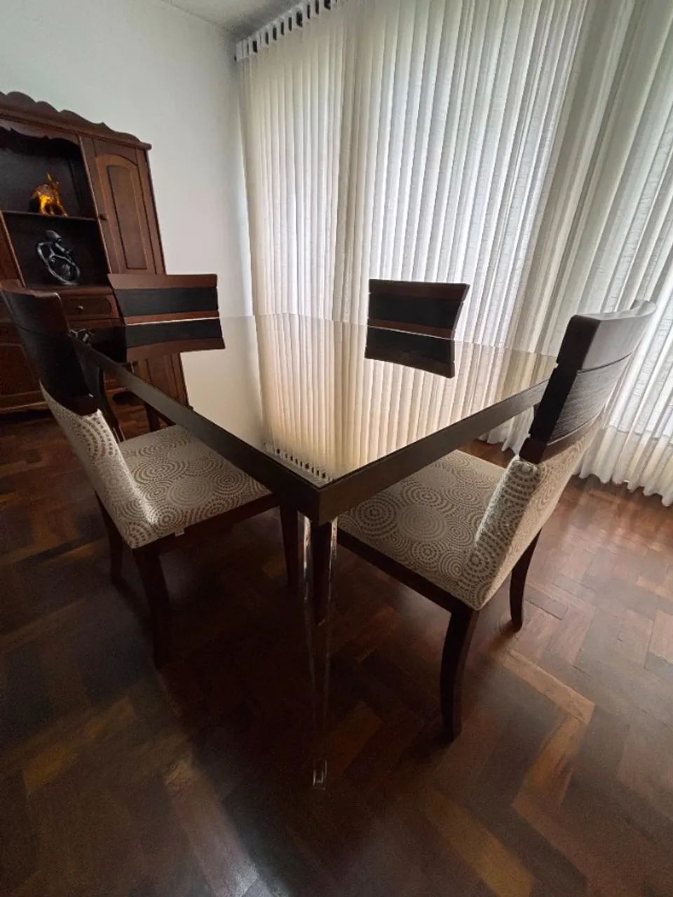 Conjunta Sala de Jantar | Mesa com tampo espelhado | 4 cadeiras