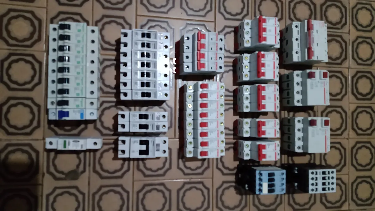 Disjuntores, IDR, Contatoras e outros componentes elétricos