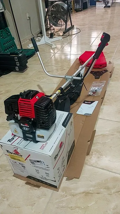 Roçadeira com motor 2 tempos 2hp 52cc - Toyama(Loja/Nova)