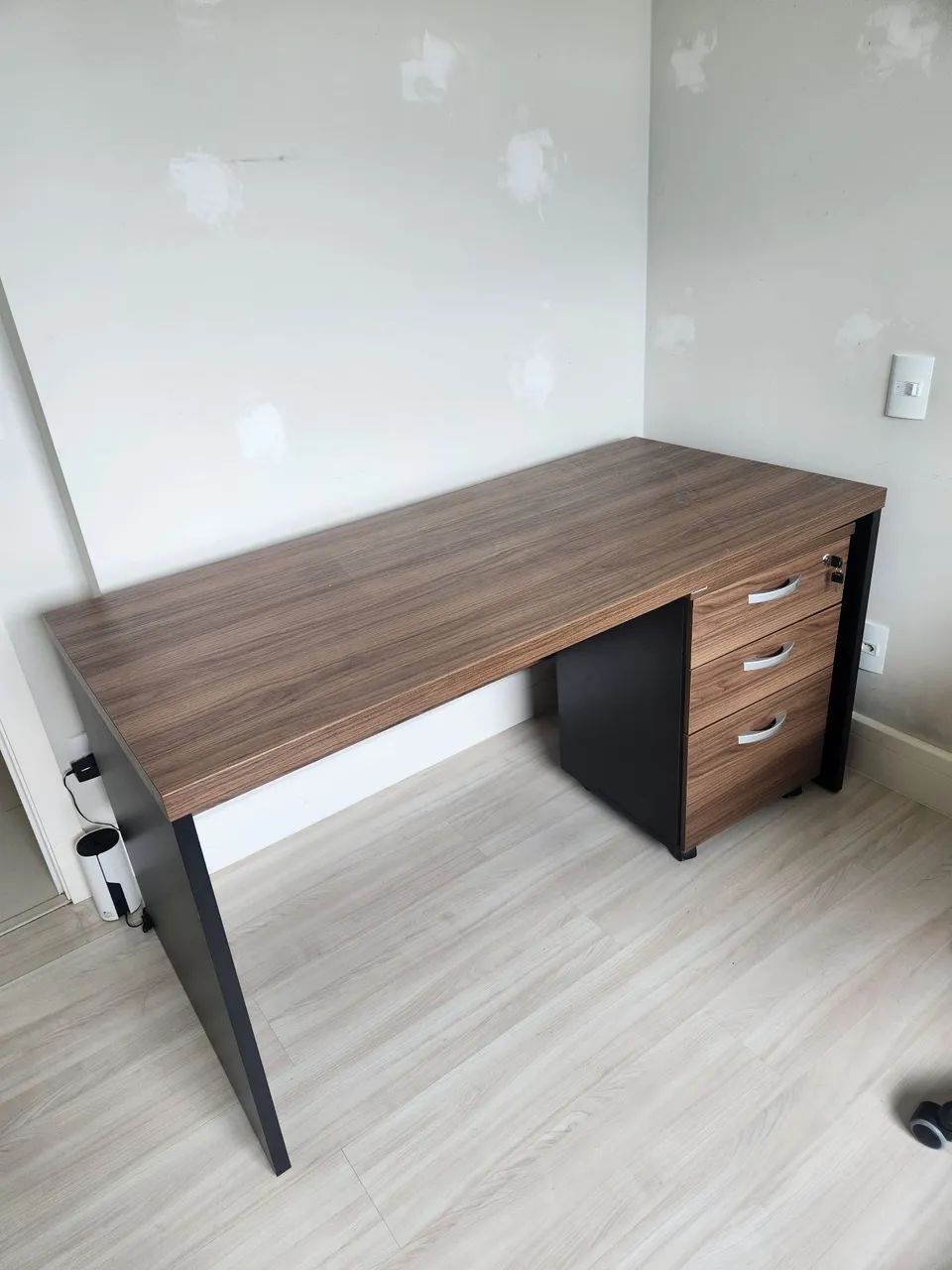 Mesa de Escritório com Gaveteiro