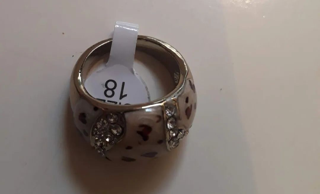 Anel feminino com detalhes em strass