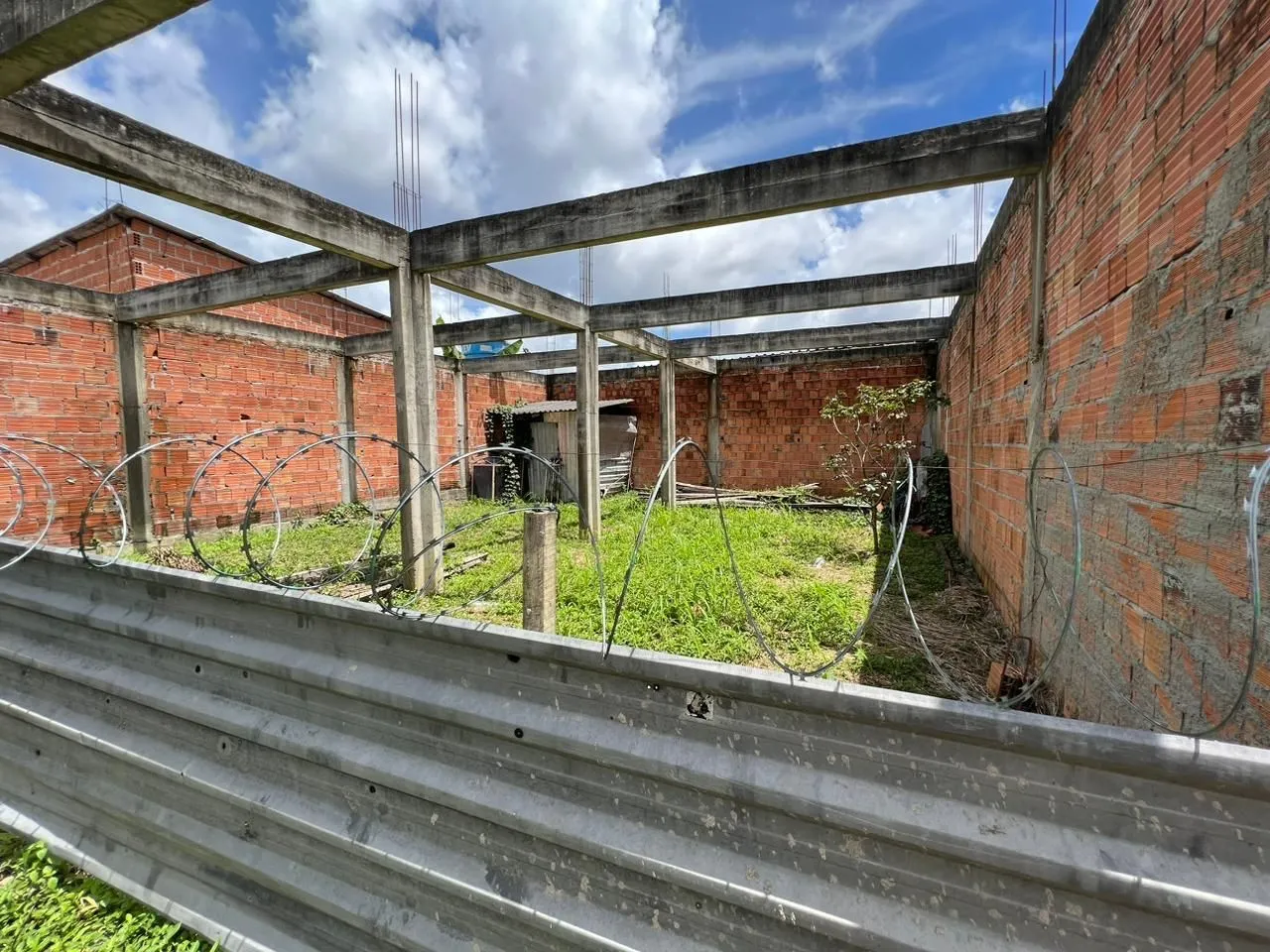 Terreno com estrutura já Léia!!!!!