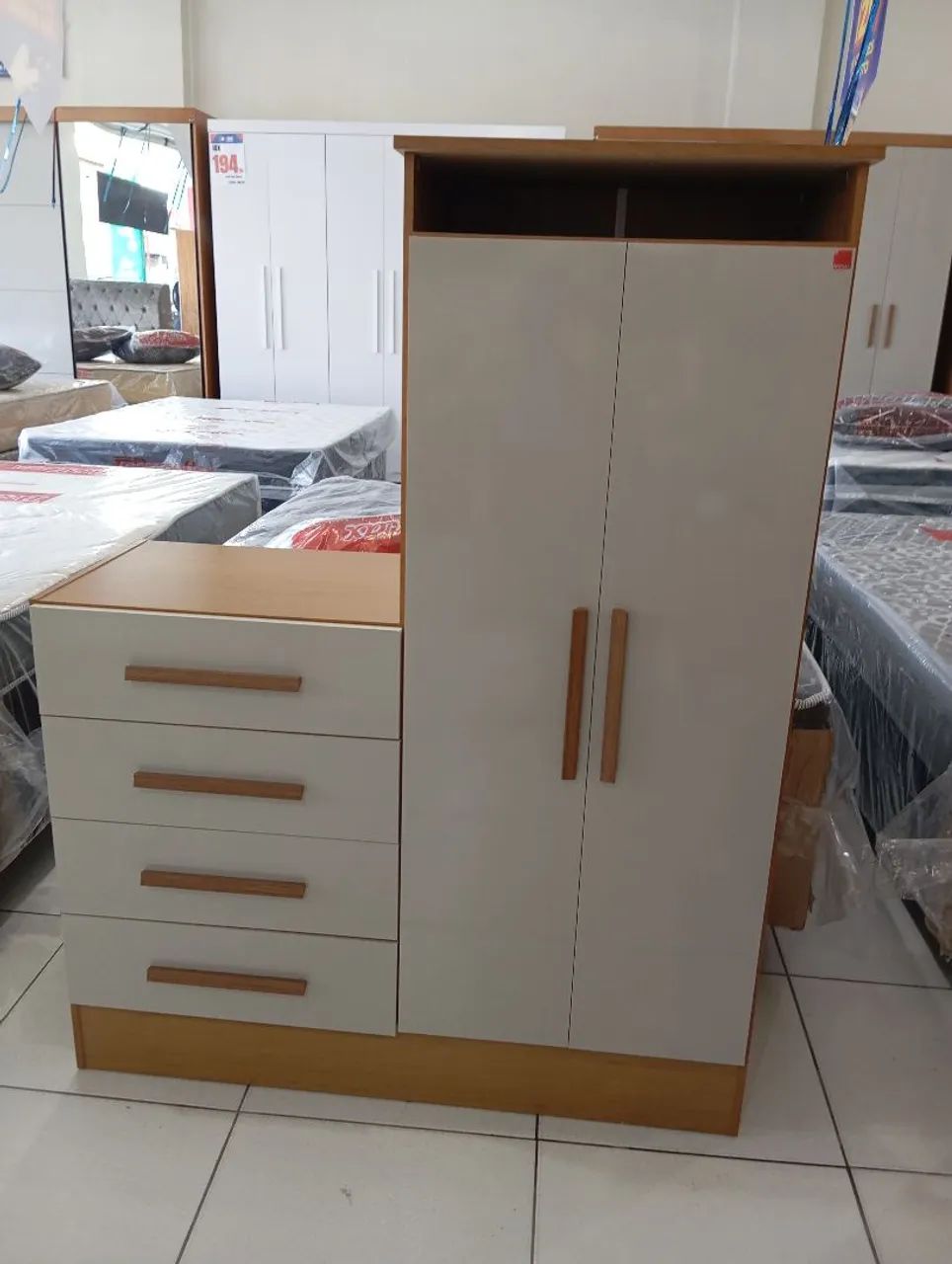 Guarda-Roupa Moderno com Gavetas