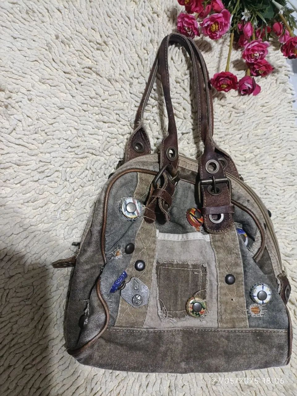 Bolsa em Lona customizada com detalhes únicos.