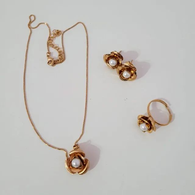 Conjunto semijoia 3 peças - Colar, brincos e anel, florzinha delicada com pérola
