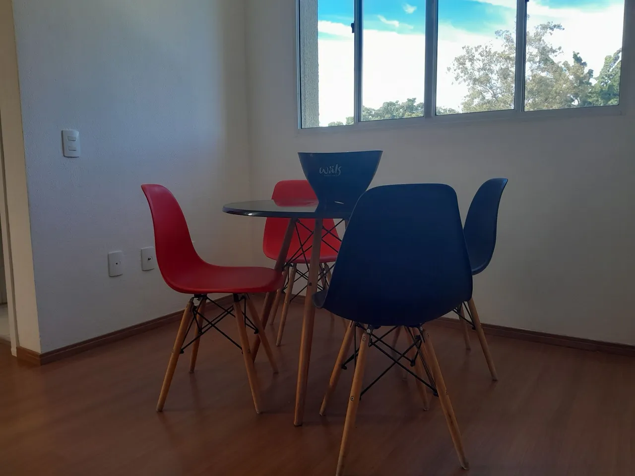 Mesa de Jantar Moderna com 4 Cadeiras