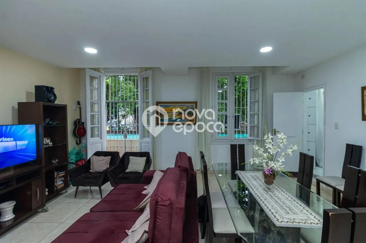 Catete | Casa 4 quartos, sendo 2 suites