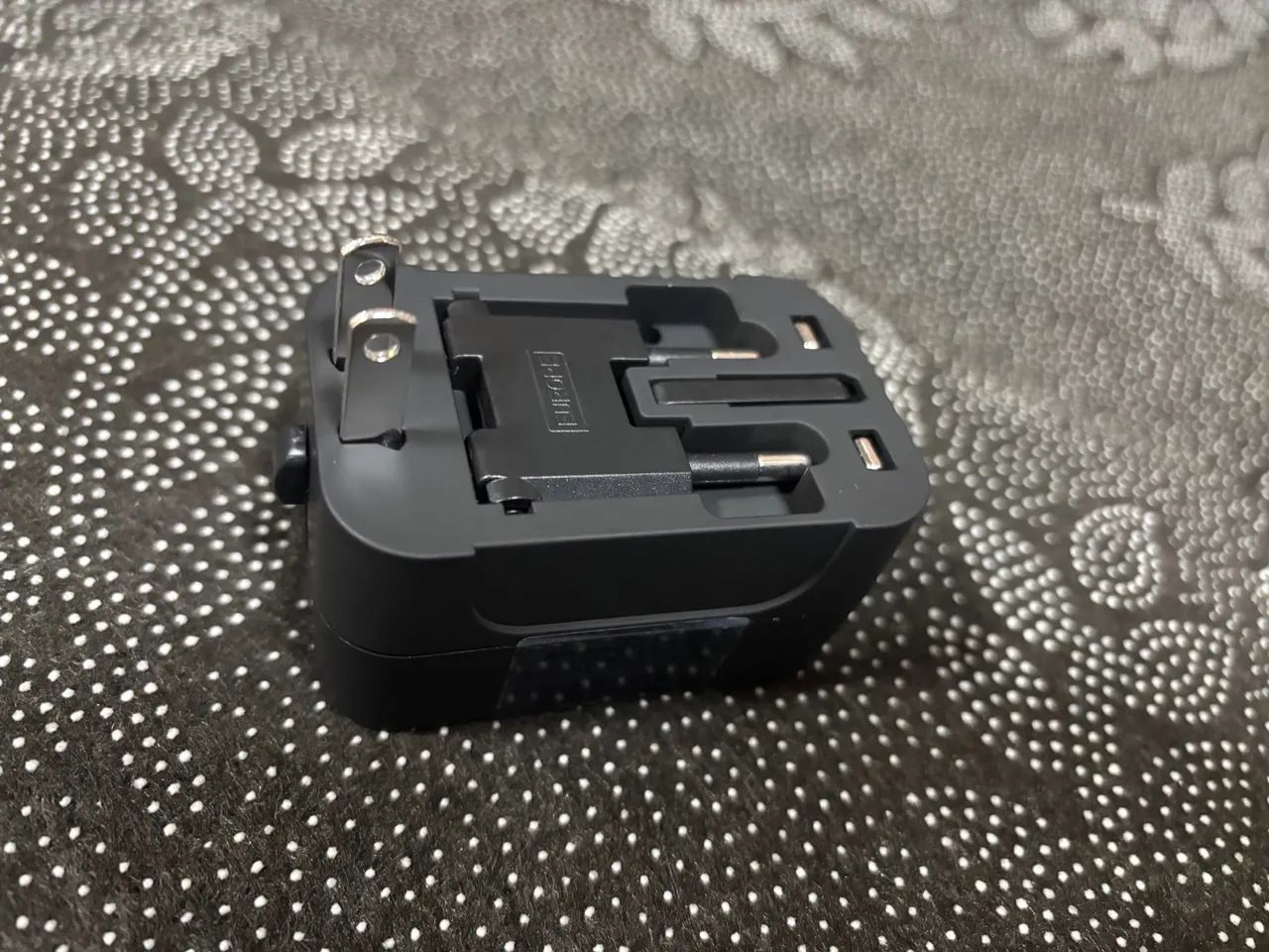 Adaptador de Tomada Universal e USB - Carregue em Qualquer Lugar! - Foto 2